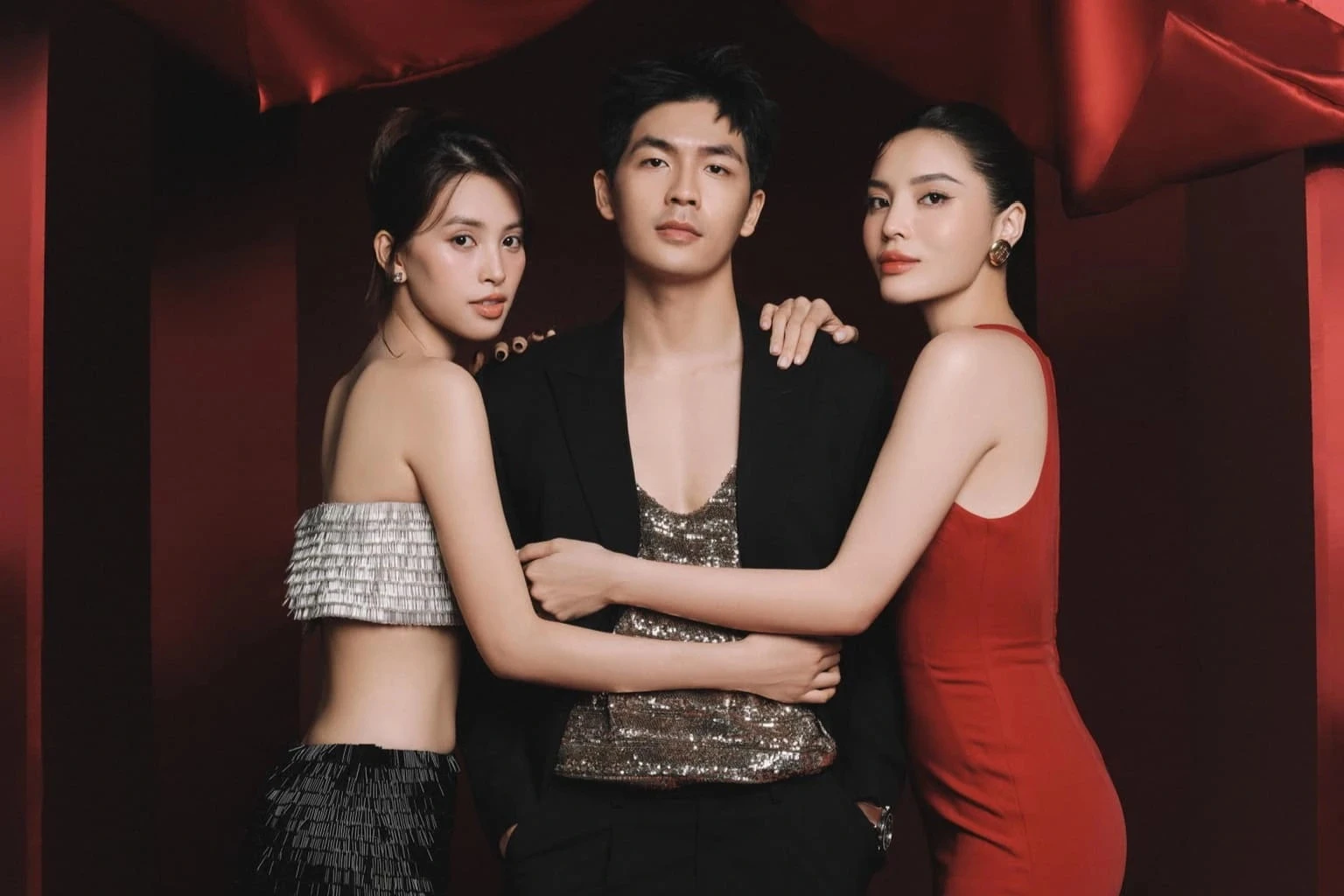 Người đẹp ồ ạt đóng phim: Tết này, ra rạp là gặp hoa hậu!