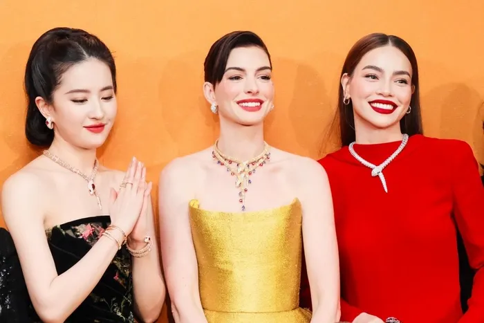 Hồ Ngọc Hà, Ngọc Trinh diện đồ gam đỏ, đeo trang sức tiền tỉ giống Lisa BLACKPINK