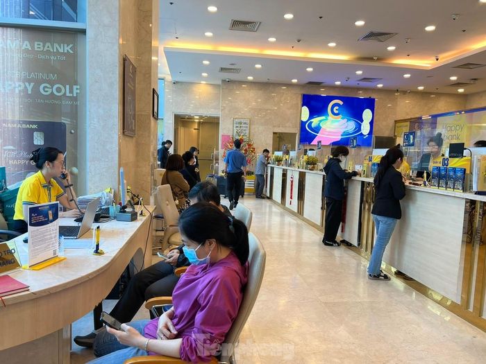 Chờ cả tiếng ở ngân hàng ngày làm việc cuối cùng của năm