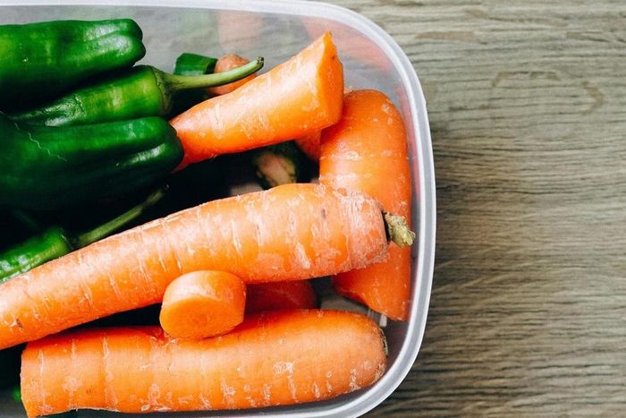 Những lưu ý có thể bạn chưa biết khi trữ thức ăn bằng hộp nhựa