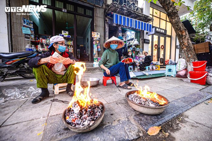 Người Hà Nội đốt vàng mã cúng Táo quân khắp vỉa hè phố cổ