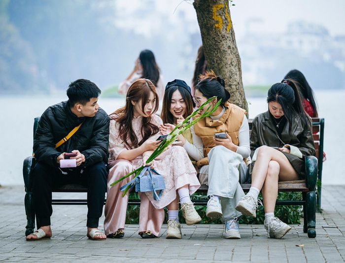 Khách Tây kinh ngạc trước cảnh 1 m2 có 10 ‘nàng thơ’ ở Hà Nội