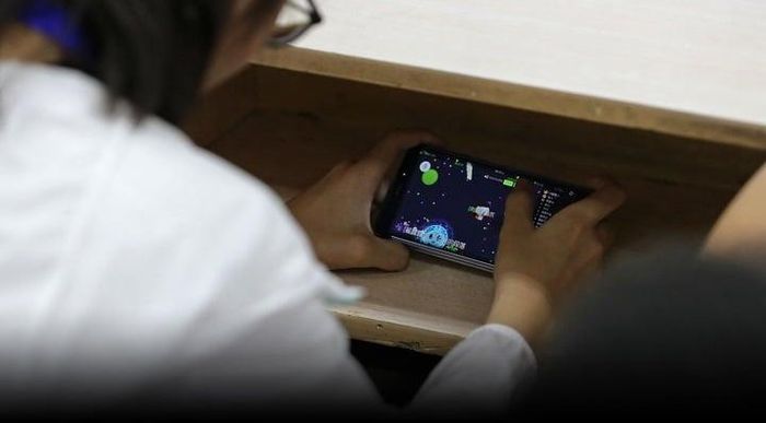 Trung Quốc nở rộ thiết bị ngụy trang giúp học sinh dùng trộm điện thoại