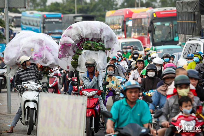Hết ngày làm việc cuối năm, người và xe nhộn nhịp rời TPHCM về quê ăn Tết