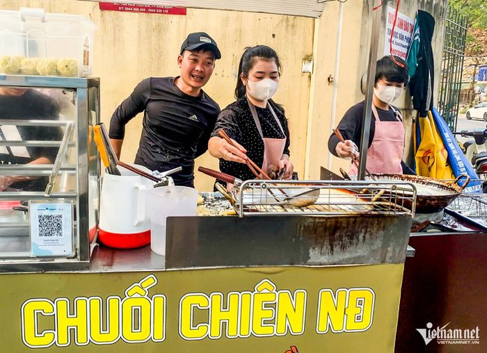 Quán ‘bánh chuối Xuân Son’ đông khách đột biến, cô chủ tiết lộ nhiều điều thú vị