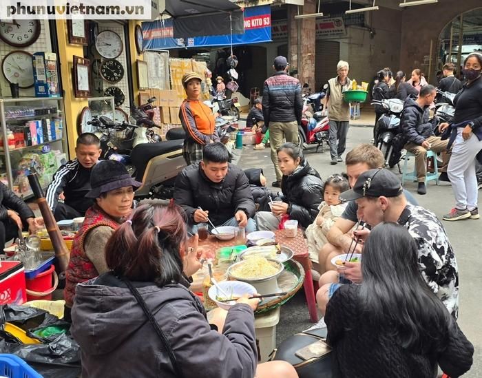 Hàng quán ở Hà Nội nườm nượp khách trong ngày đầu tiên đi làm sau Tết