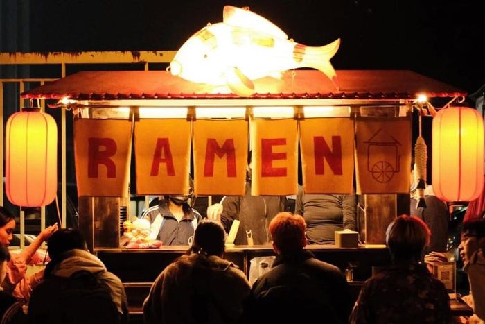 Chờ hàng giờ dưới trời rét ăn mì ramen vỉa hè hồ Tây