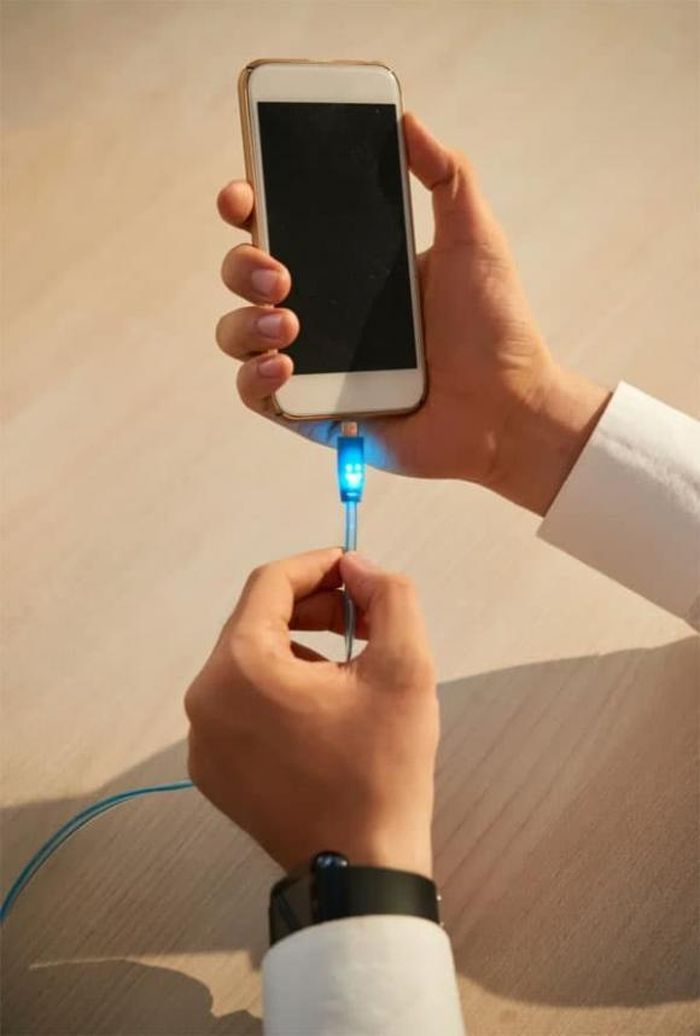 Khi sạc nên cắm điện thoại hay cắm sạc trước? Rất nhiều người đang làm sai