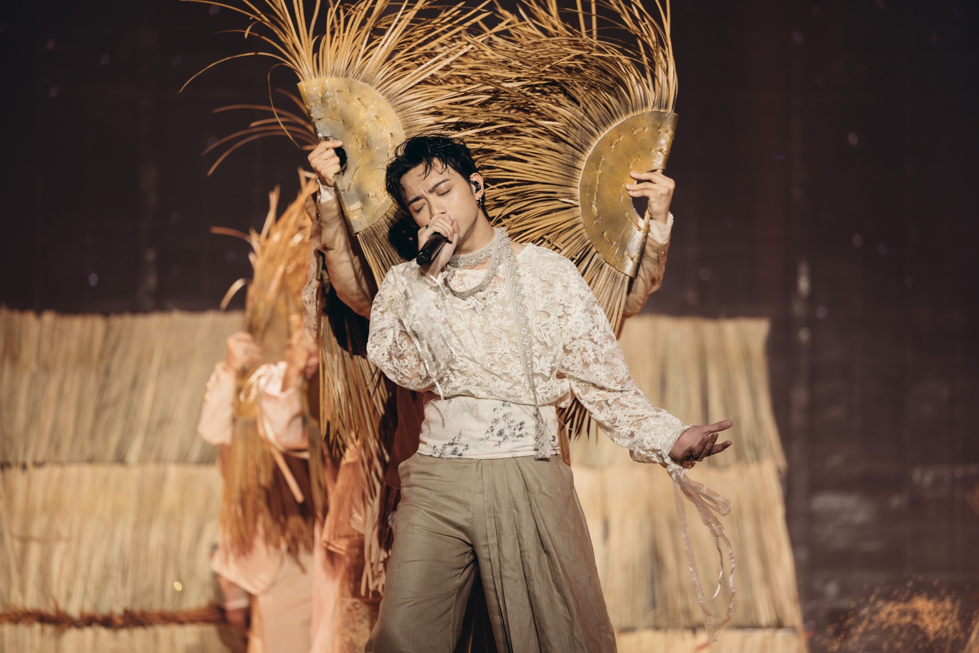 Tranh cãi chuyện ca sĩ Soobin ‘bá vai bá cổ’, suồng sã kề má fan nữ trong bar