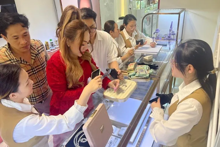 Mua vàng ngày Thần Tài ở TP Hồ Chí Minh: nơi đông đúc, chỗ vắng hoe