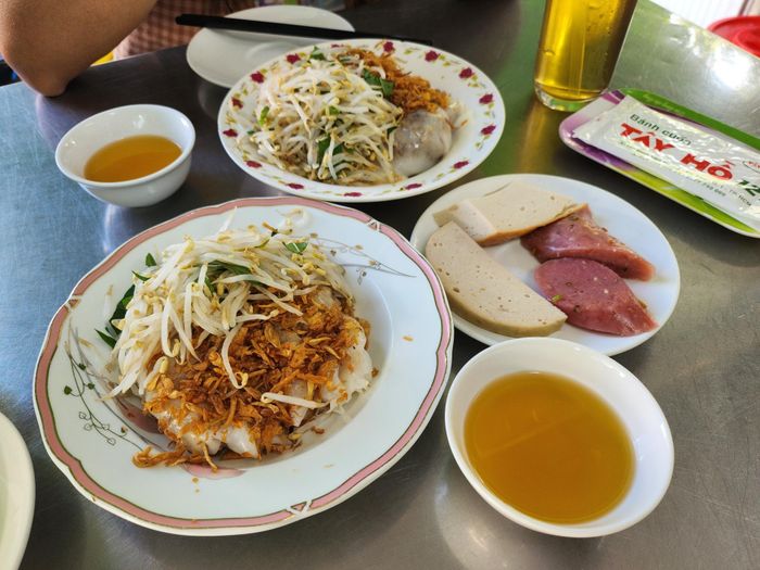 Chủ quán diện áo dài bán bánh cuốn hơn 60 năm ở TP.HCM