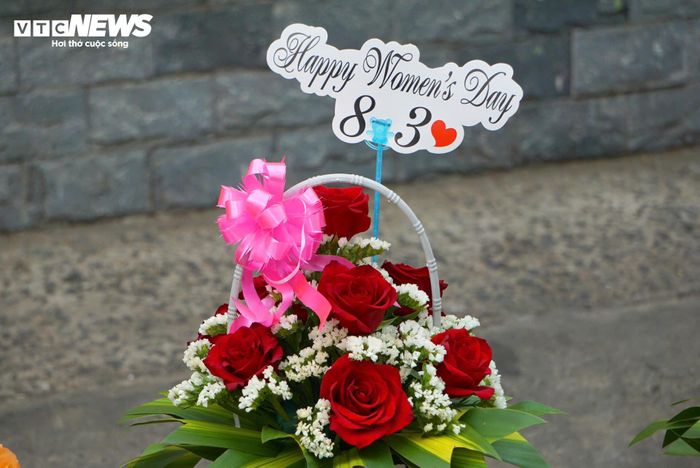 Đông nghịt khách, tiểu thương chợ hoa lớn nhất TP.HCM vẫn than ‘ế’ hàng