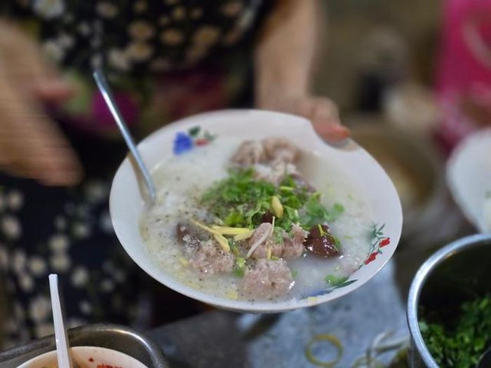 Hàng cháo giò heo ở TP HCM bán ‘giờ nghiệt ngã’ nhưng nhiều người thích, vì sao?