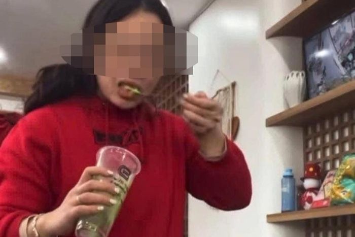 Chủ quán trà sữa phân trần khi liếm cốc, thìa đang múc đồ ăn cho khách