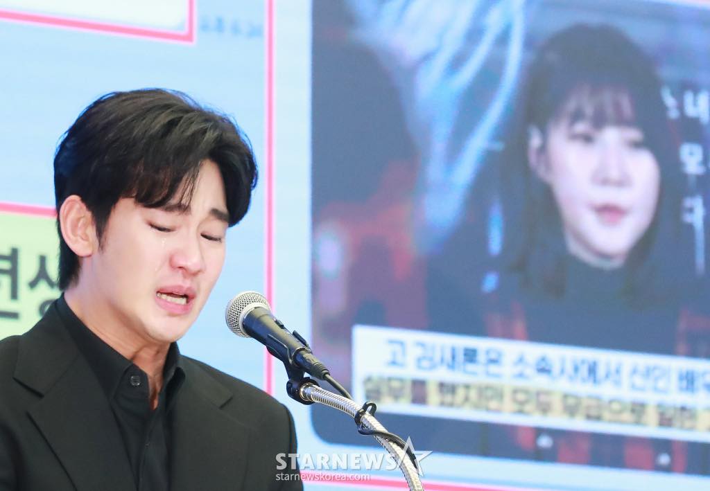 Kim Soo Hyun bật khóc, cúi gập người xin lỗi