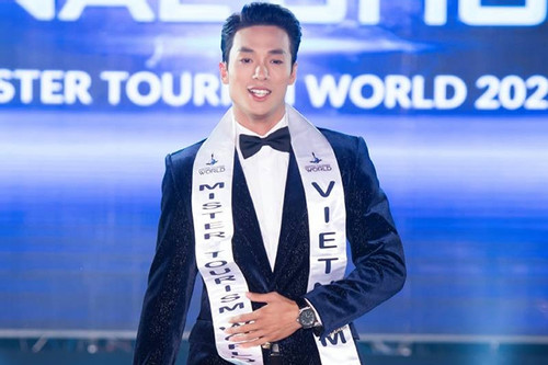 Thầy giáo cao 1,88m bị dừng hợp đồng vì ồn ào tước danh hiệu Nam vương