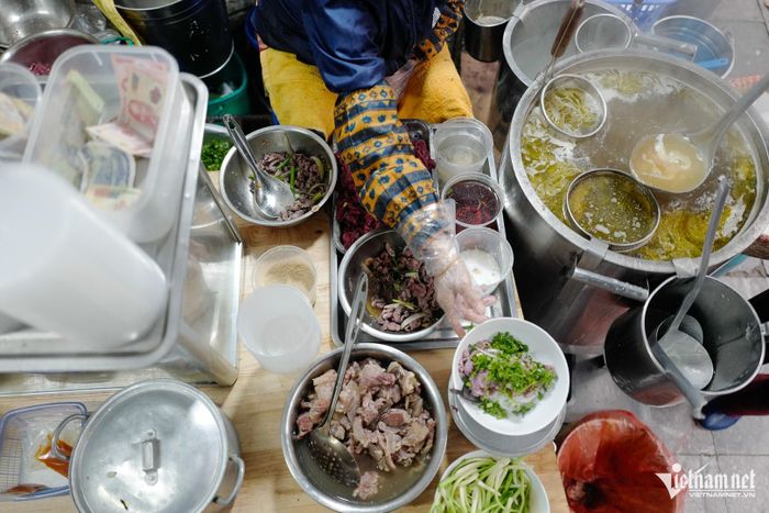 Quán phở ở Hà Nội có món tái lăn ‘bốc lửa’, khách ngồi kín trong nhà ngoài cửa