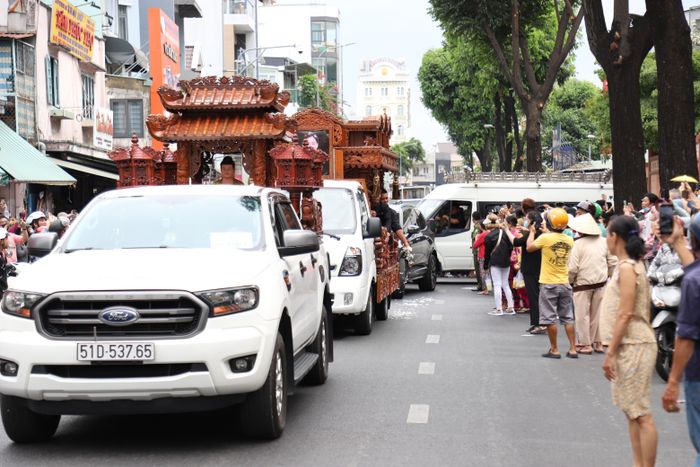 Dòng người xếp hàng dài chào vĩnh biệt Quý Bình