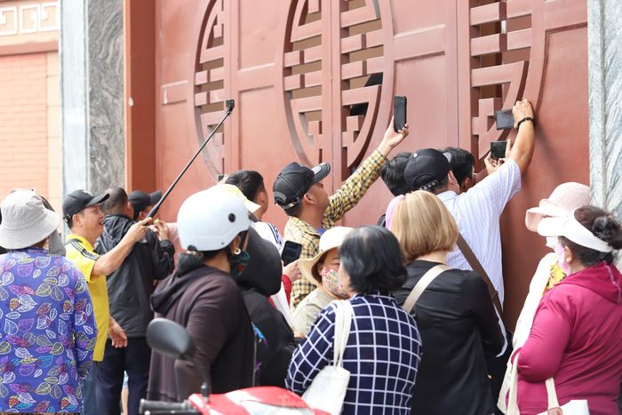 Hình ảnh phản cảm tại tang lễ Quý Bình