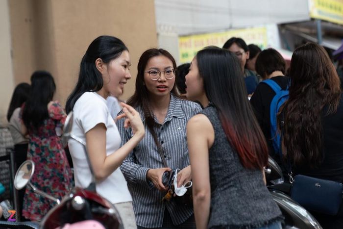 Dân văn phòng TP.HCM nghỉ làm, ngồi cà phê sau khi tòa nhà rung lắc