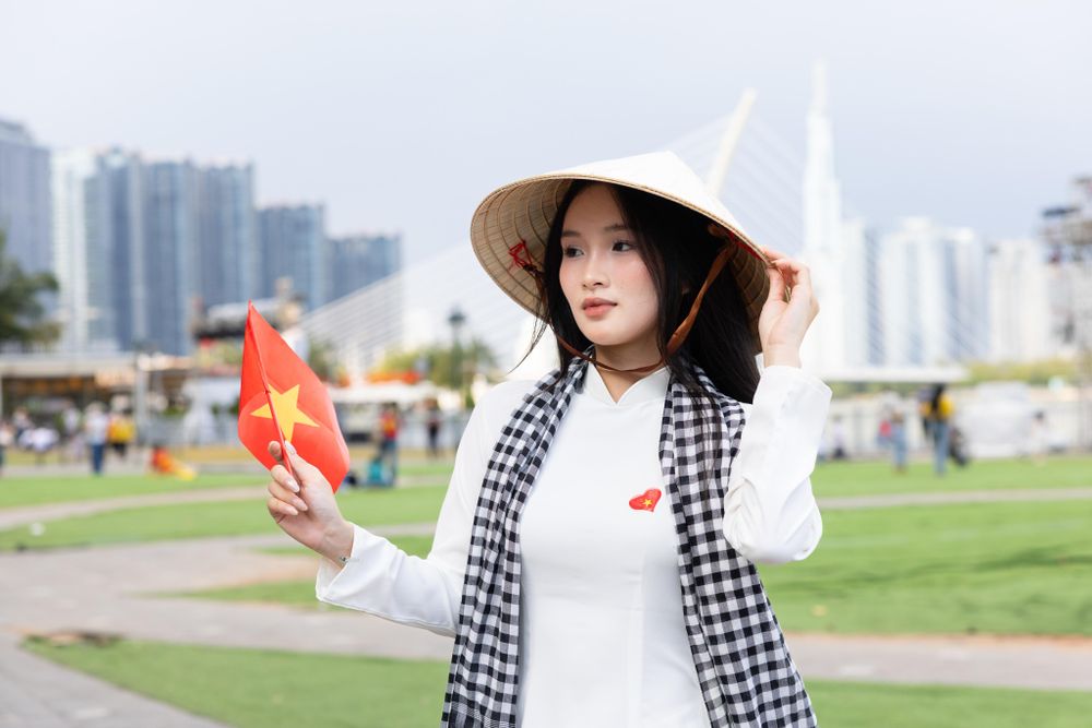 Áo dài, ‘áo yêu nước’ phủ kín đường phố TP.HCM dịp 30/4