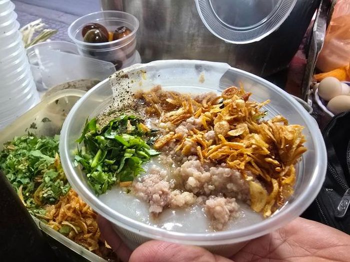 Hàng cháo sườn hơn 40 năm đông khách tại khu Ông Tạ ở TP HCM