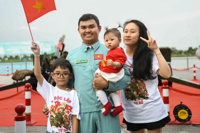 Người dân chen kín, chụp với chiến sĩ ở trận địa pháo Bến Bạch Đằng