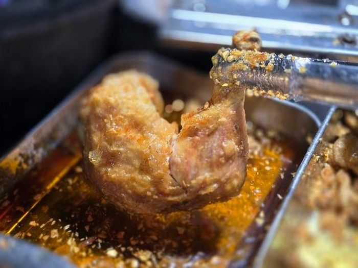 Tiệm cơm gà xối mỡ nóng hổi đông khách ở TP HCM