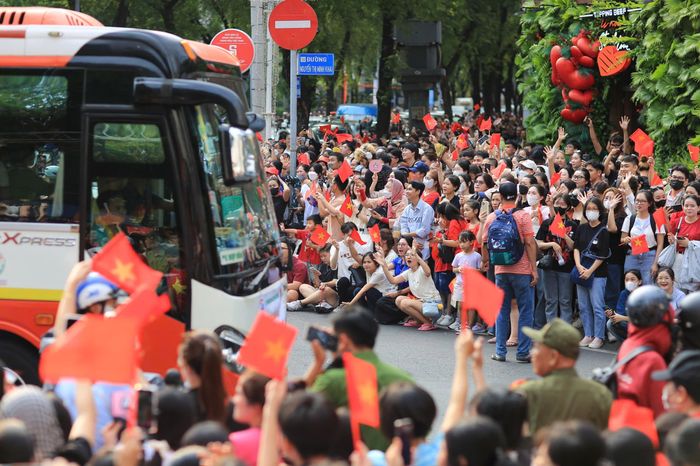Tiếng reo hò phấn khích khi các đoàn diễu binh xuất hiện ở sơ duyệt