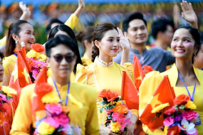 Hành động của Hòa Minzy và chuyện nghệ sĩ ở lễ tổng duyệt diễu binh