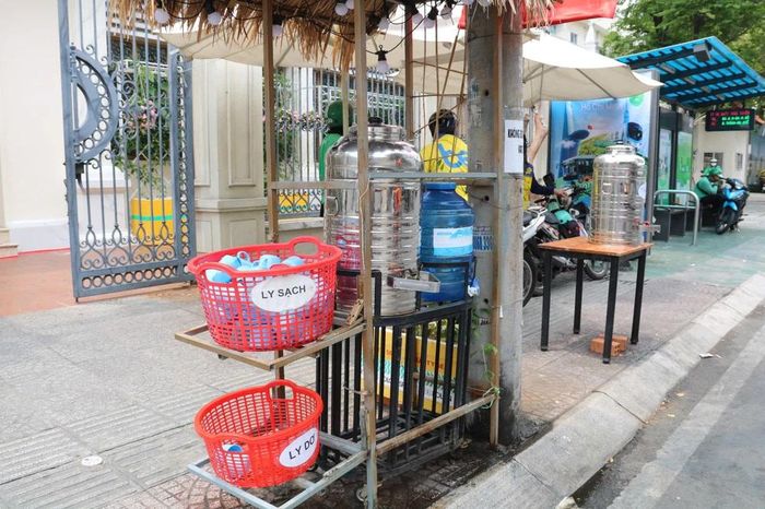 Nắng nóng kéo dài, nhiều bình nước miễn phí xuất hiện trên đường phố TP.HCM