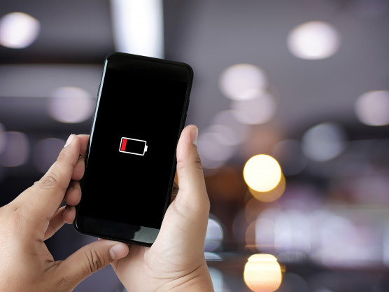 Ai là người lo lắng nhất khi điện thoại báo pin yếu?