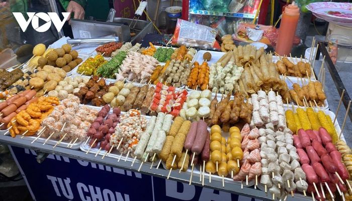 Quà vặt bủa vây cổng trường không thể xem là…chuyện vặt