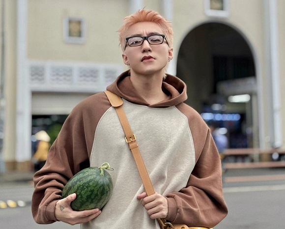 Sơn Tùng M-TP ôm dưa hấu check-in chợ Bến Thành