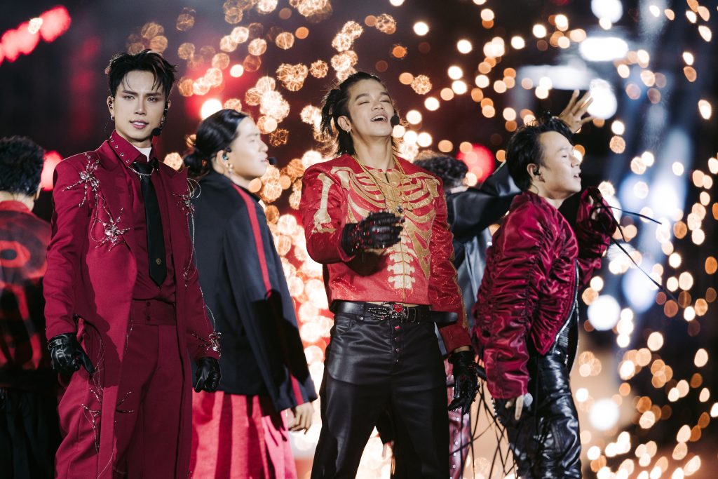 Góc khuất 33 nghệ sĩ