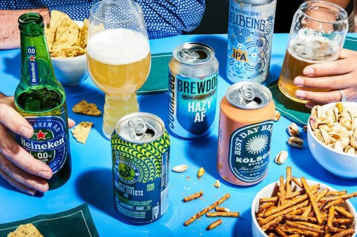 Vì sao bia hiếm khi được đóng trong chai nhựa như nước ngọt?