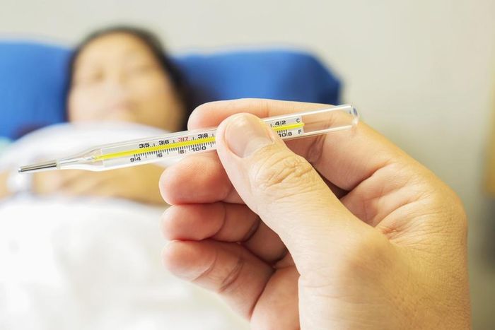 Phân biệt sốt xuất huyết và Covid-19