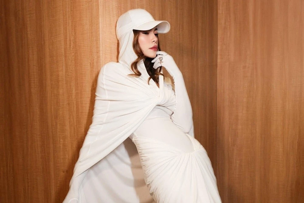 Áo chống nắng khó hiểu của Hồ Ngọc Hà