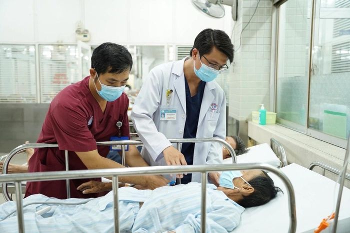 Vì sao vào khoa cấp cứu vẫn phải chờ?