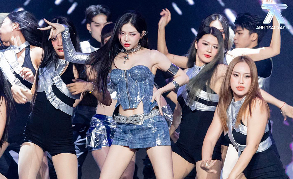 Liz Kim Cương vắng mặt trong dàn Em Xinh ‘Say Hi’, do nhà sản xuất ‘mập mờ’?