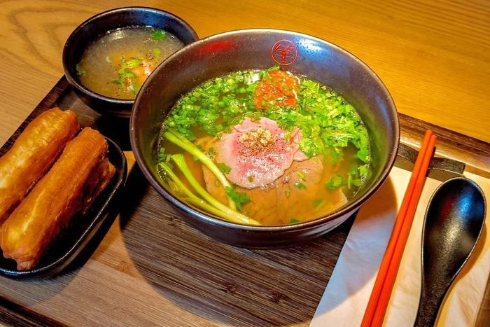 Nhà hàng phở ‘quá mặn’ của Chi Pu được khen ngon nhất Thượng Hải