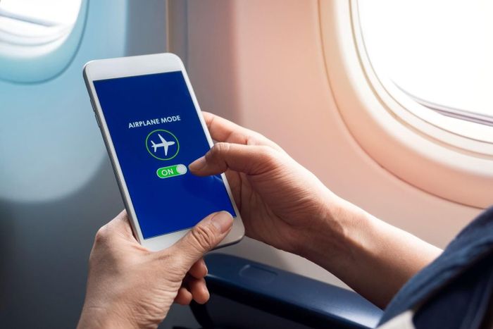Chuyện gì xảy ra nếu điện thoại của bạn không bật chế độ máy bay khi bay?
