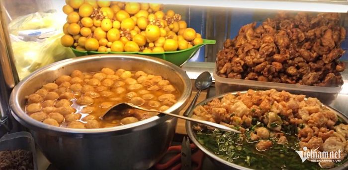 Dừng xe siêu sang mua xôi, Trấn Thành khiến quán nhỏ hơn 20 năm ở TPHCM gây sốt