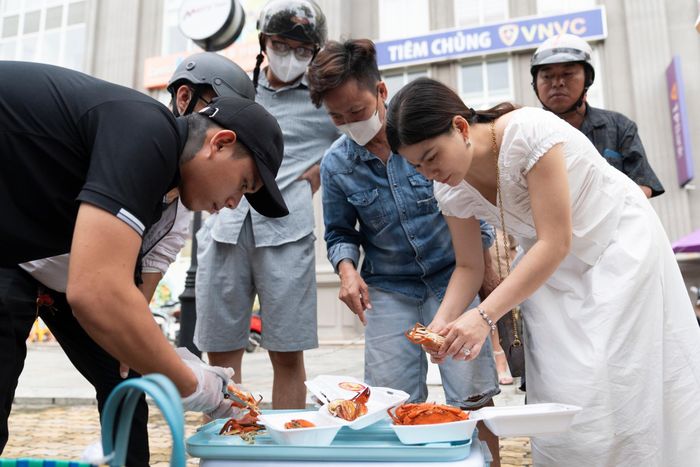 Xếp hàng dài mua cua luộc 45.000 đồng/con trên vỉa hè TP.HCM