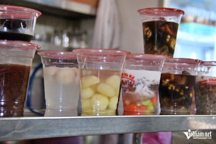 Quán chè mẹ truyền con nối, nổi tiếng suốt 30 năm với 2 món có màu đen kịt