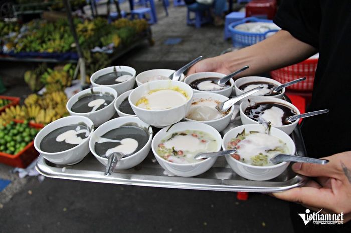 Quán chè mâm nửa thế kỷ ở TPHCM nườm nượp khách, bán gần 1.000 bát mỗi ngày