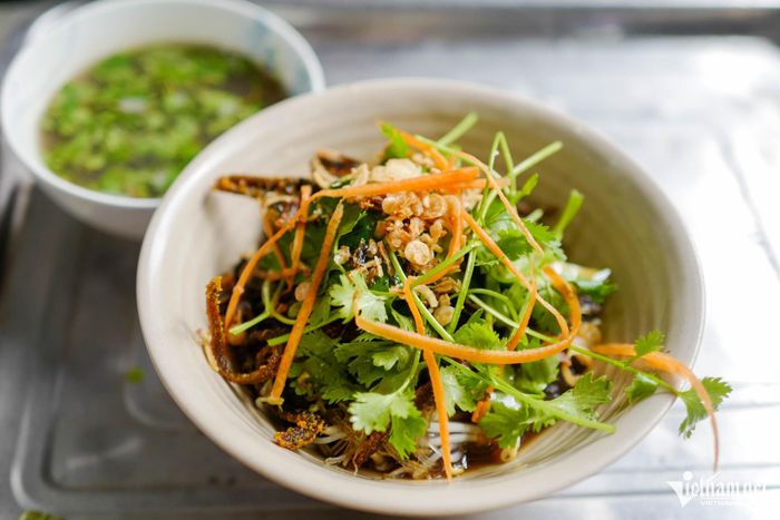 Quán miến lươn 37 năm, đông khách bậc nhất Hà Nội được Michelin khen hết lời