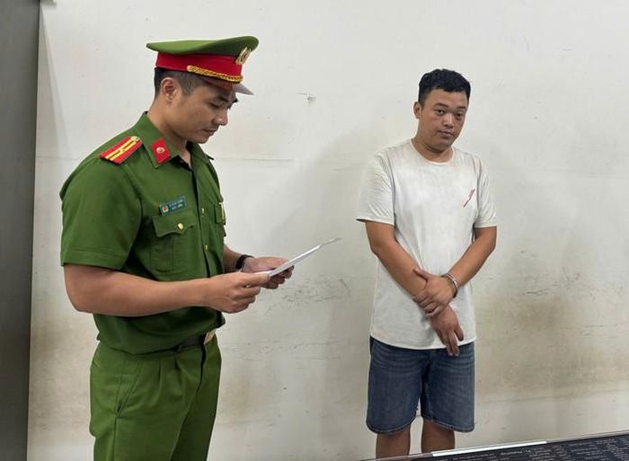 Tạm giữ tài xế taxi ‘chặt chém’ 4,2 triệu đồng của 2 người dân vùng cao