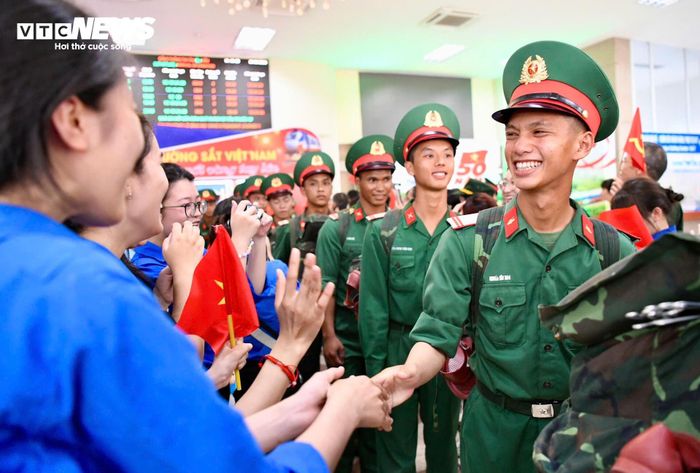 Người dân chào đón đoàn quân ra Bắc luyện tập diễu binh mừng 80 năm Quốc khánh