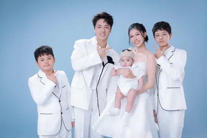 Netizen bất ngờ trước nhan sắc quyến rũ từ vợ của ‘nam thần không tuổi’ làng nhạc Việt